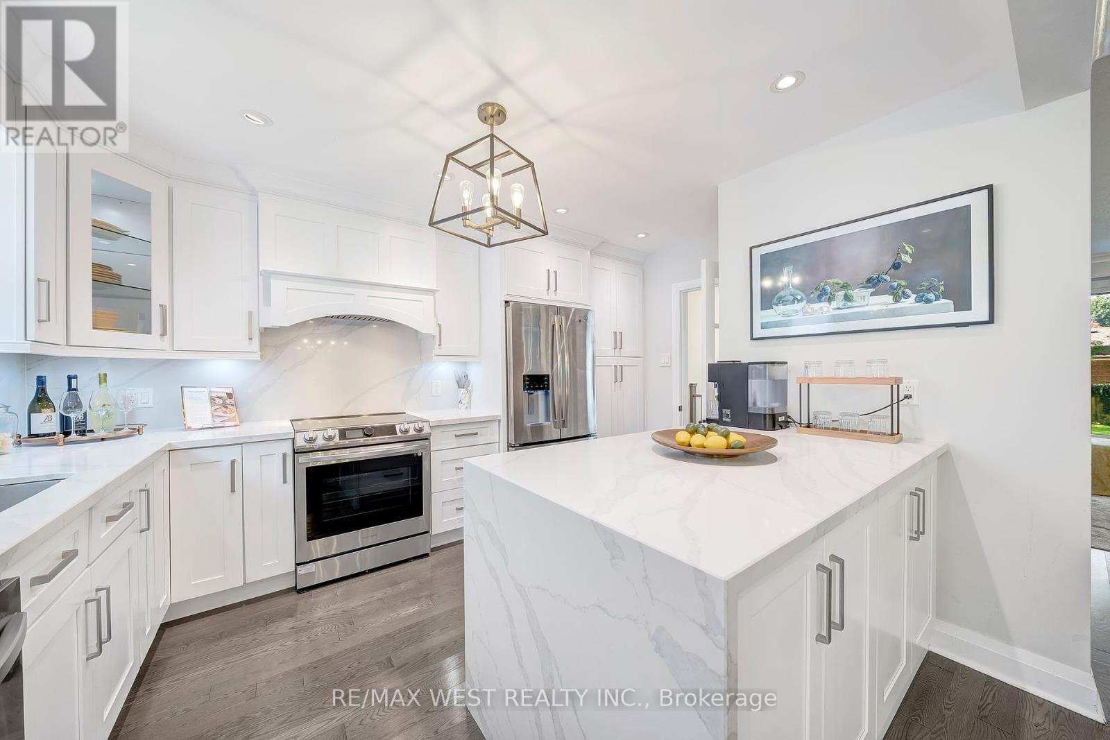 48 Hamlyn Crescent, Toronto, Ontario  M9B 1Z1 - Photo 11 - W12434242