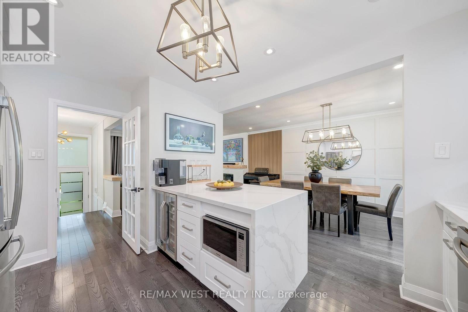 48 Hamlyn Crescent, Toronto, Ontario  M9B 1Z1 - Photo 12 - W12434242
