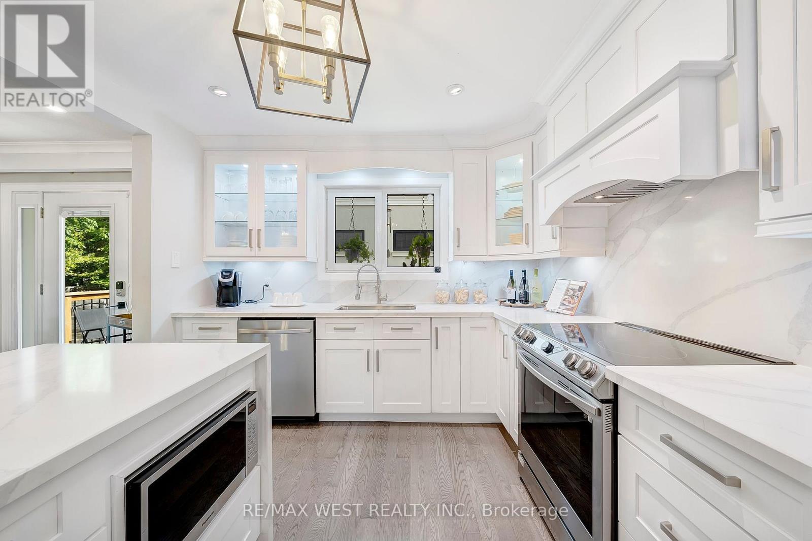 48 Hamlyn Crescent, Toronto, Ontario  M9B 1Z1 - Photo 13 - W12434242