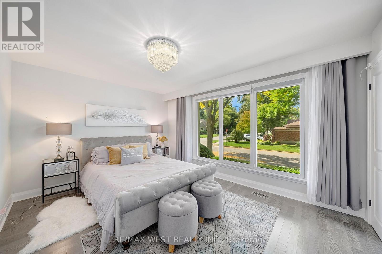 48 Hamlyn Crescent, Toronto, Ontario  M9B 1Z1 - Photo 16 - W12434242