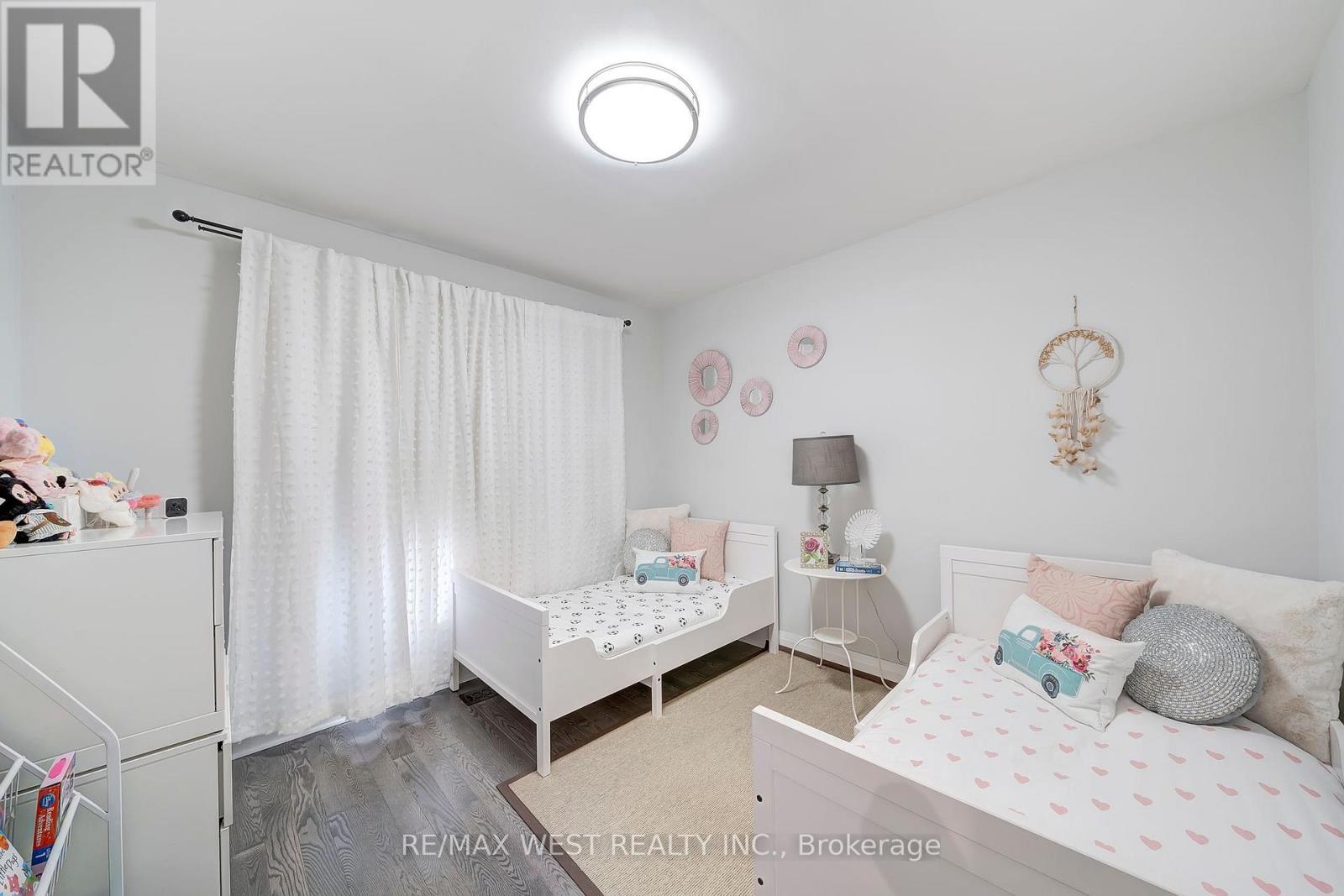 48 Hamlyn Crescent, Toronto, Ontario  M9B 1Z1 - Photo 18 - W12434242