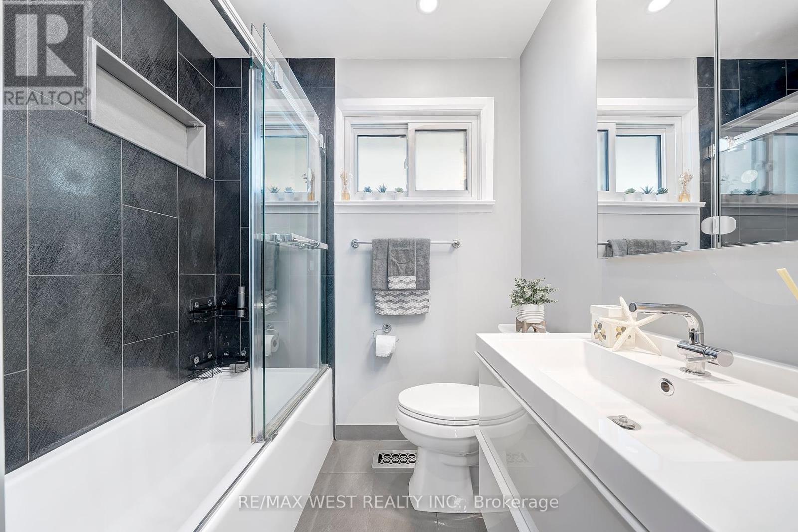 48 Hamlyn Crescent, Toronto, Ontario  M9B 1Z1 - Photo 19 - W12434242