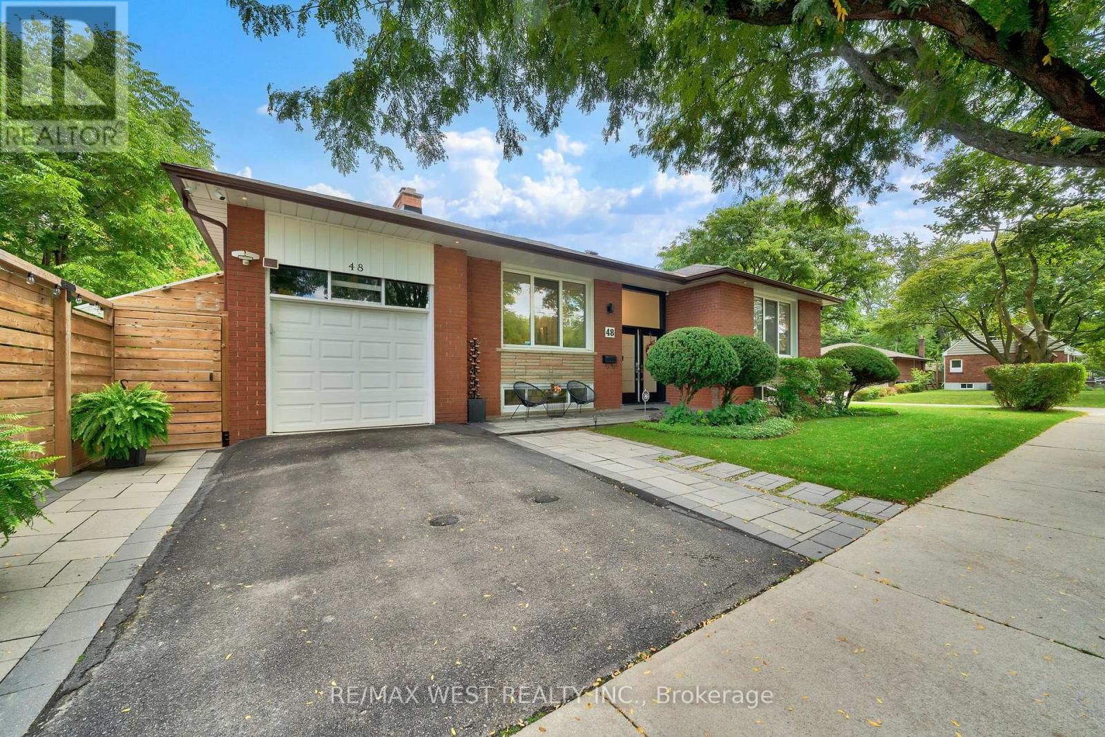 48 Hamlyn Crescent, Toronto, Ontario  M9B 1Z1 - Photo 2 - W12434242