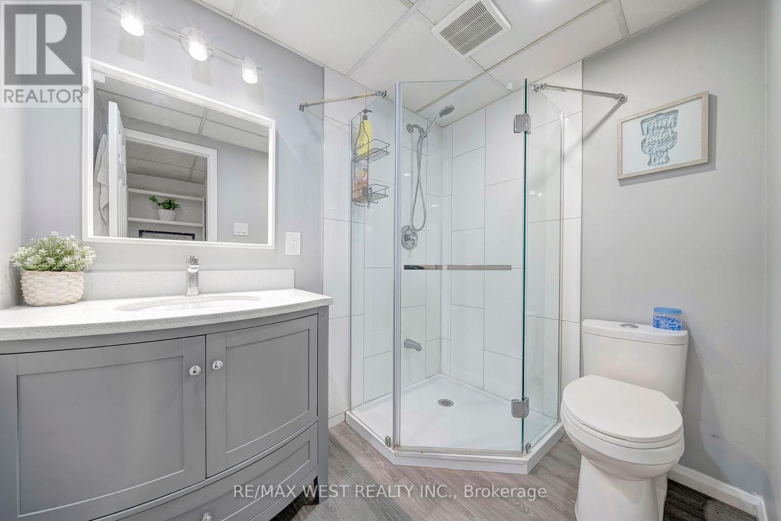 48 Hamlyn Crescent, Toronto, Ontario  M9B 1Z1 - Photo 21 - W12434242