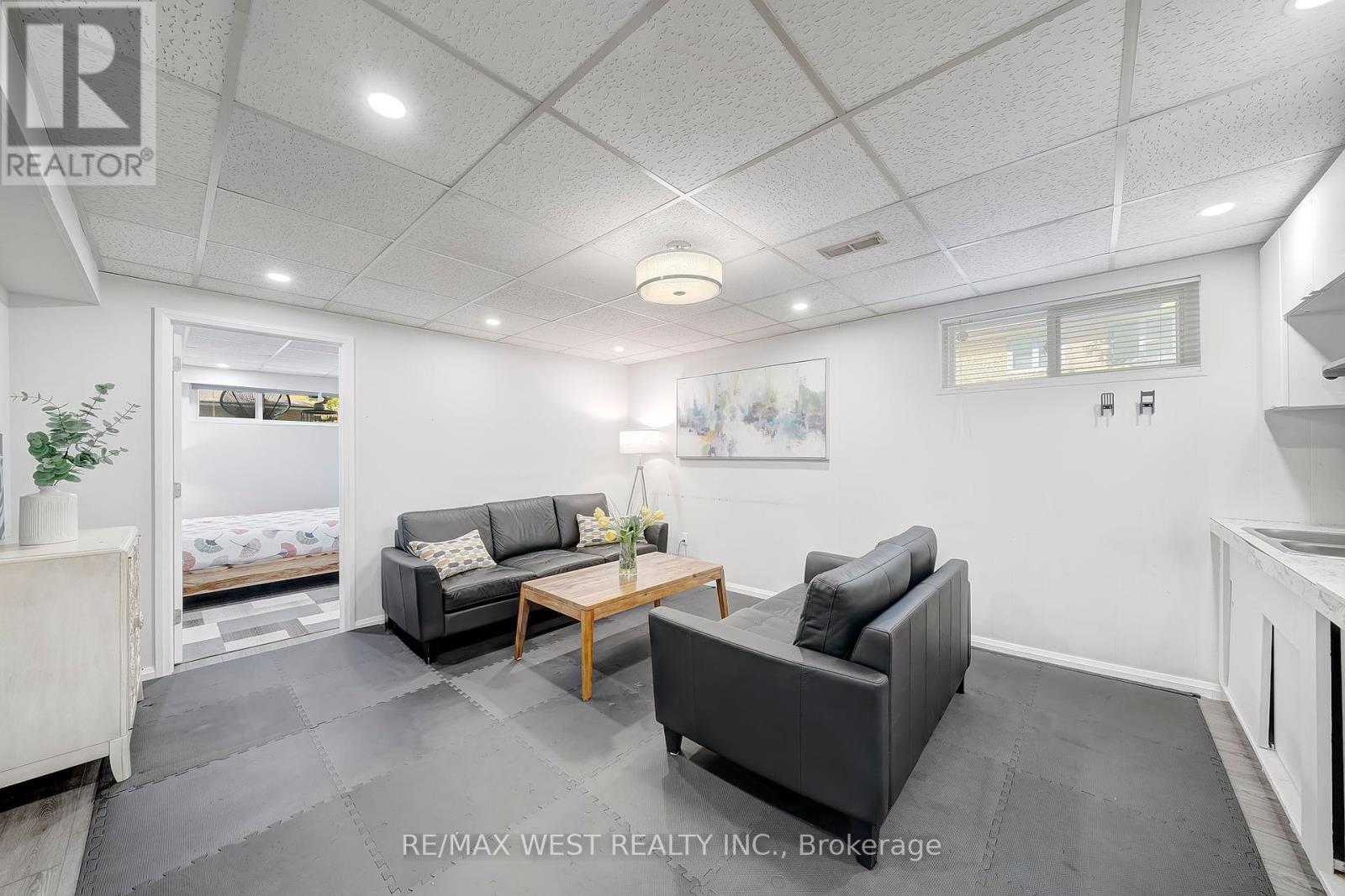 48 Hamlyn Crescent, Toronto, Ontario  M9B 1Z1 - Photo 22 - W12434242
