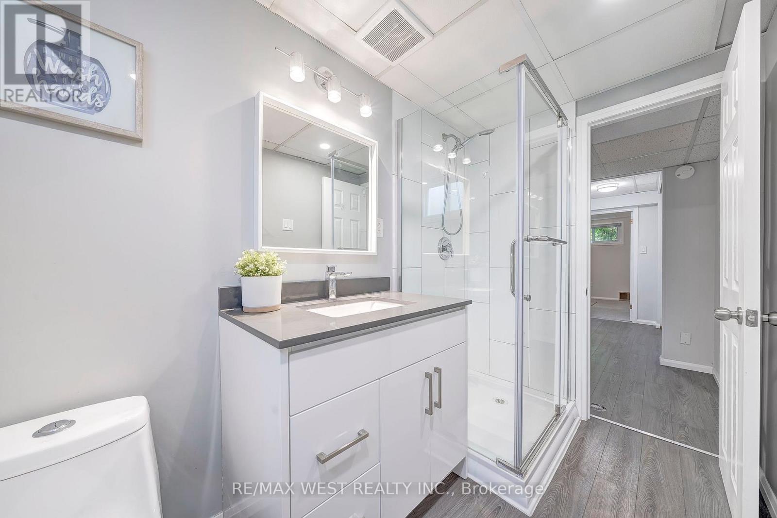 48 Hamlyn Crescent, Toronto, Ontario  M9B 1Z1 - Photo 25 - W12434242