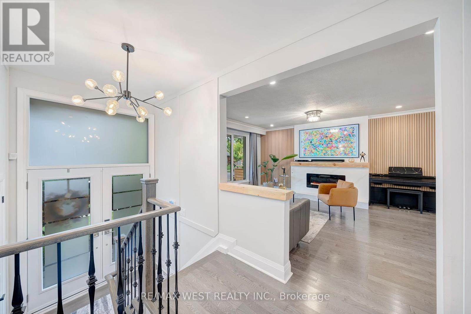 48 Hamlyn Crescent, Toronto, Ontario  M9B 1Z1 - Photo 3 - W12434242