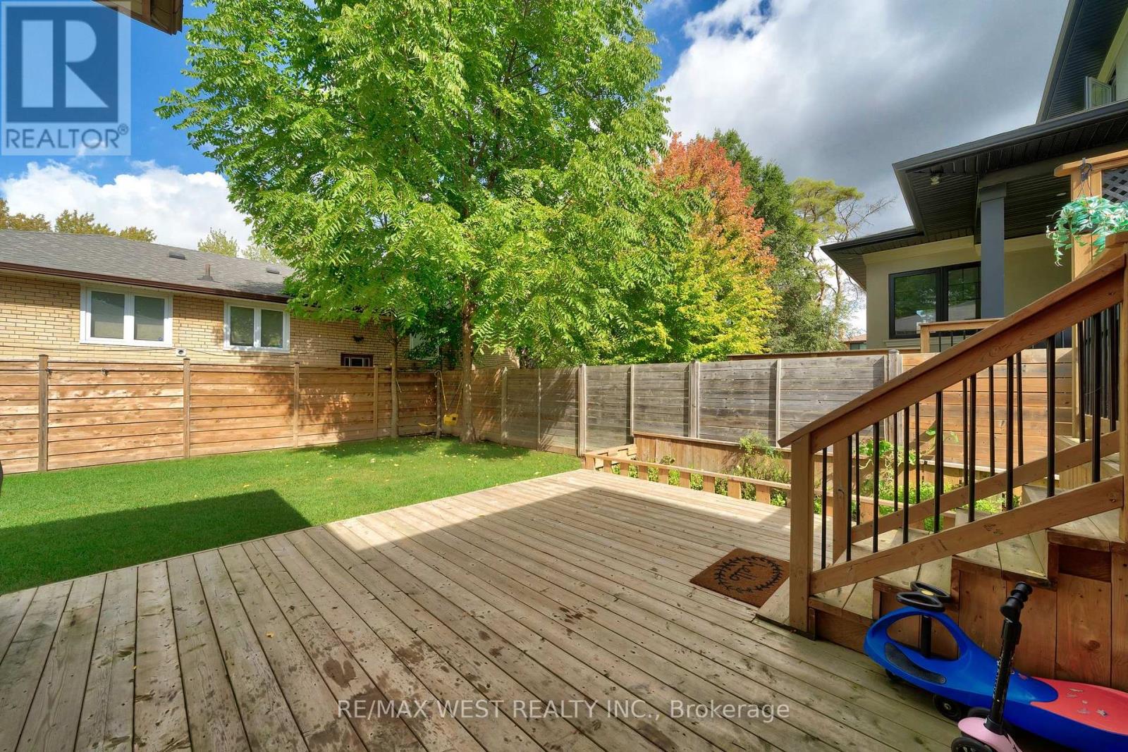 48 Hamlyn Crescent, Toronto, Ontario  M9B 1Z1 - Photo 32 - W12434242