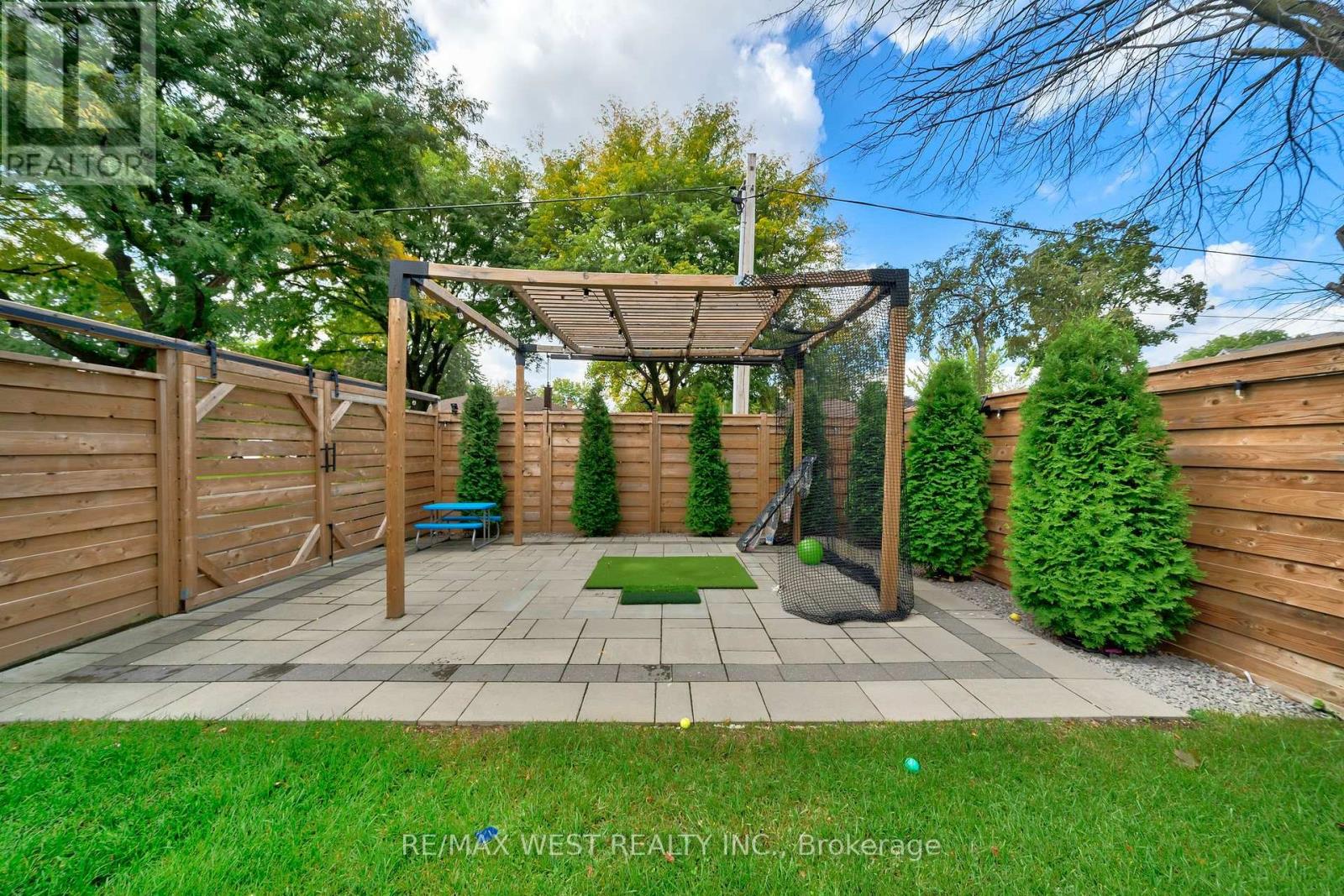 48 Hamlyn Crescent, Toronto, Ontario  M9B 1Z1 - Photo 33 - W12434242