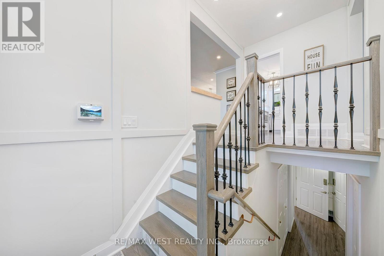 48 Hamlyn Crescent, Toronto, Ontario  M9B 1Z1 - Photo 4 - W12434242