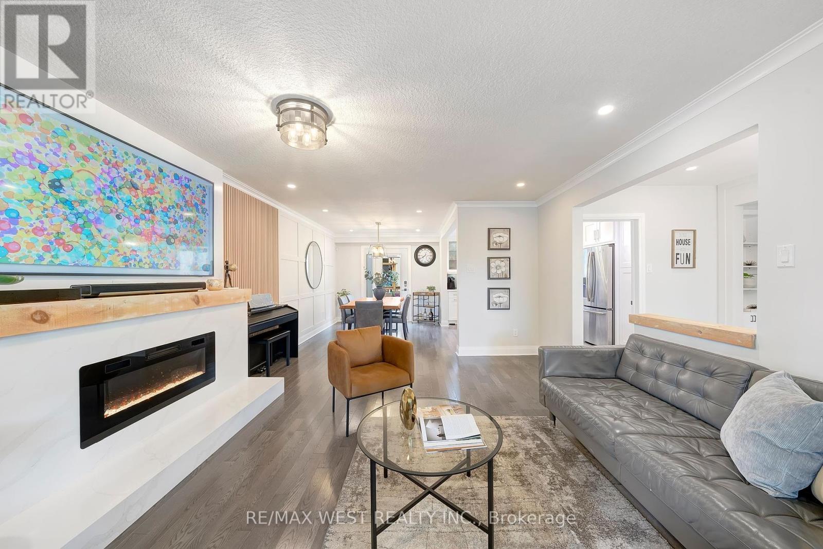 48 Hamlyn Crescent, Toronto, Ontario  M9B 1Z1 - Photo 7 - W12434242