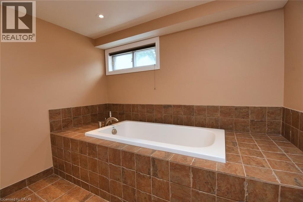 33 Wilmar Court, Dundas, Ontario  L9H 1H1 - Photo 40 - 40748287