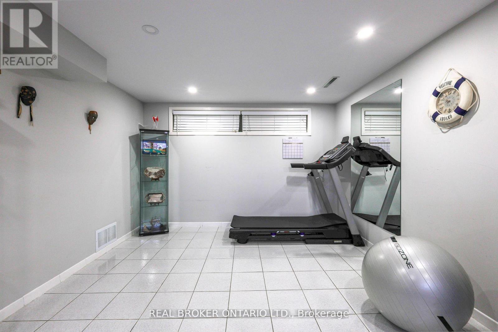 230 Mcgill Street, Mississauga, Ontario  L5A 1V4 - Photo 25 - W12400139