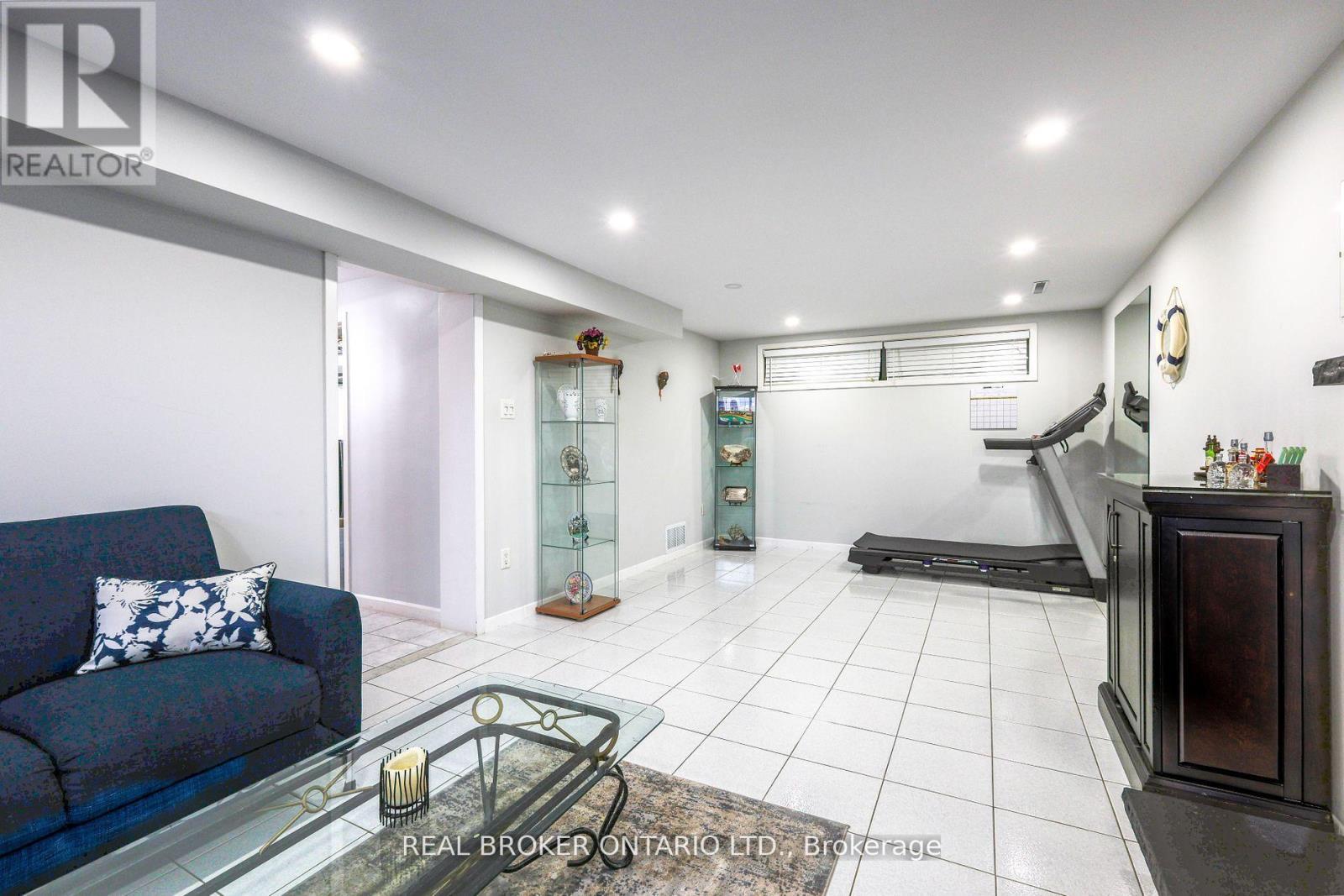 230 Mcgill Street, Mississauga, Ontario  L5A 1V4 - Photo 26 - W12400139
