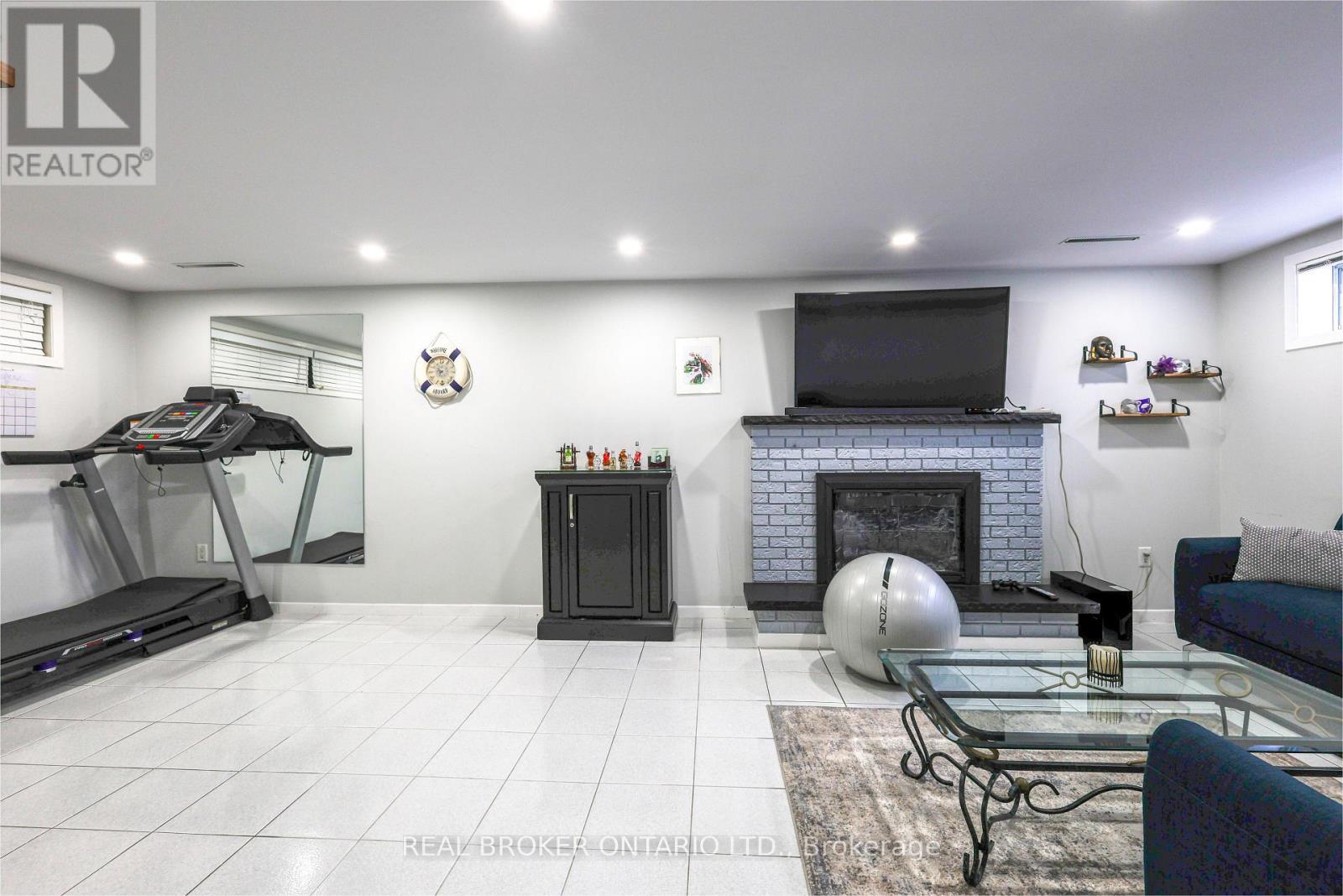 230 Mcgill Street, Mississauga, Ontario  L5A 1V4 - Photo 27 - W12400139
