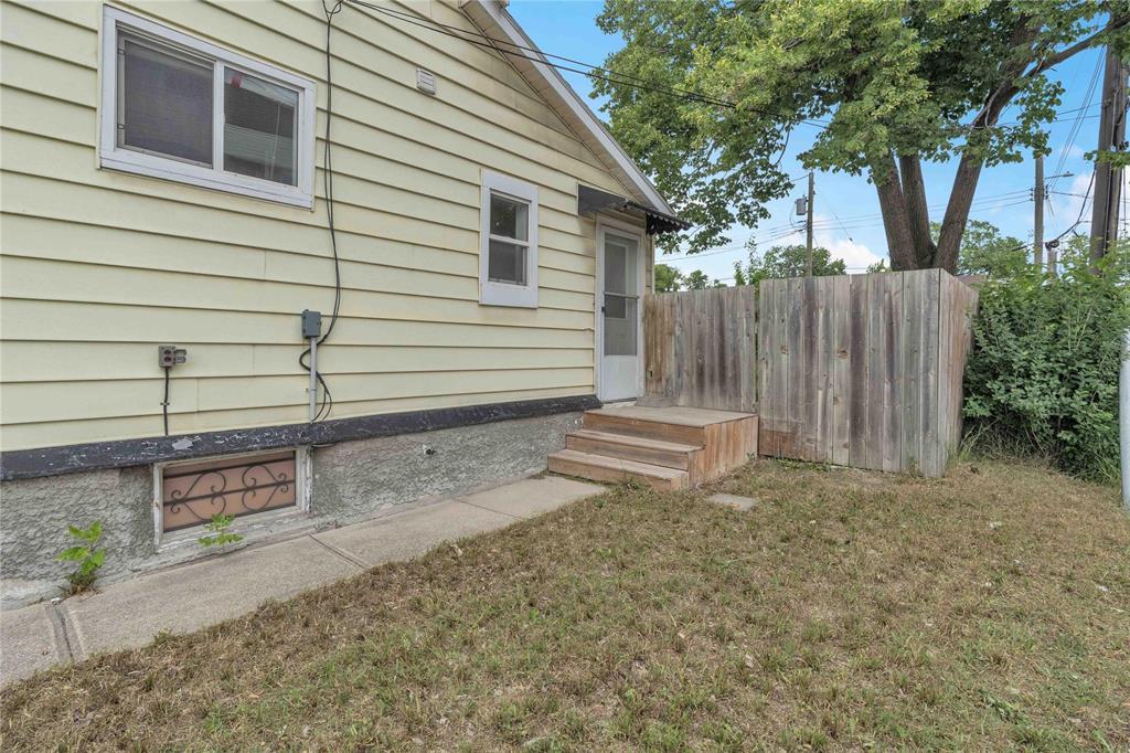 305 Mountain Avenue, Winnipeg, Manitoba  R2W 1J9 - Photo 1 - 202525481