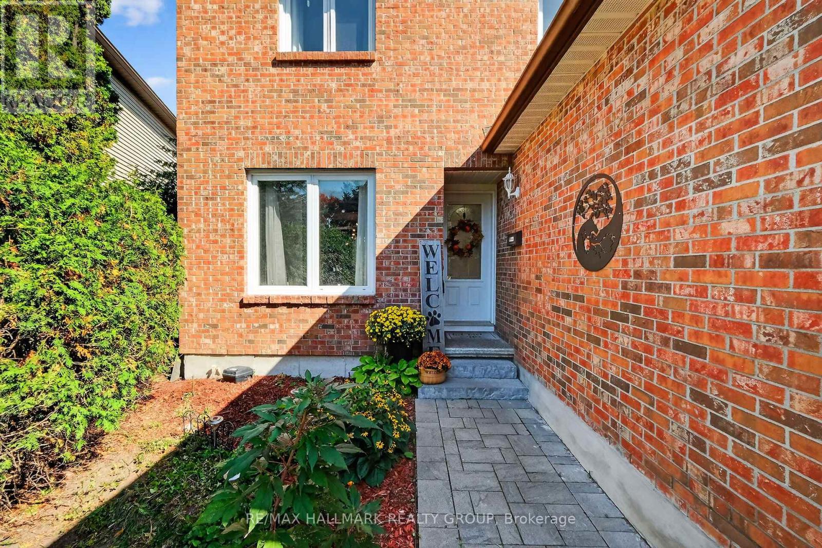 1821 Brousseau Crescent, Ottawa, Ontario  K1C 2Y5 - Photo 2 - X12434478