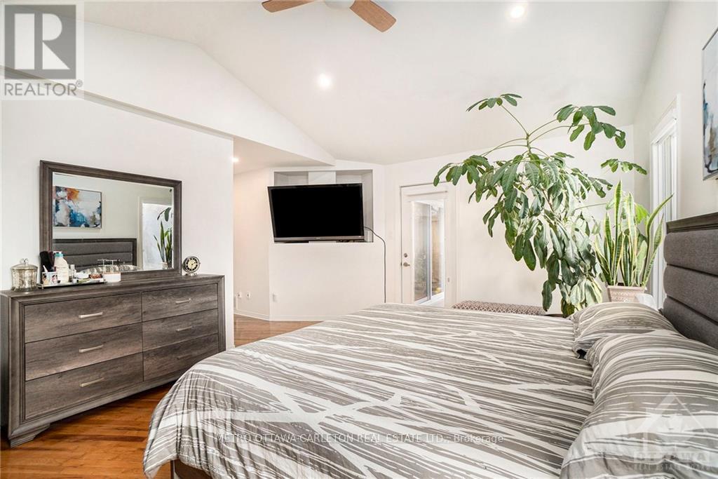 41 Red Maple Crescent, Ottawa, Ontario  K1B 4E2 - Photo 17 - X12434481