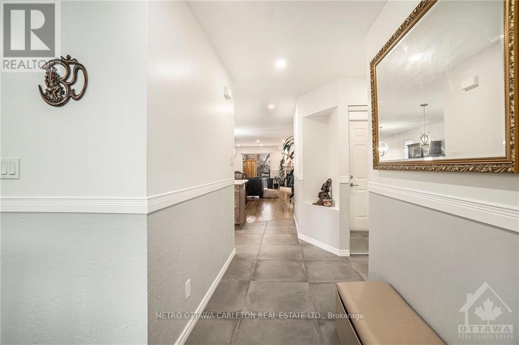 41 Red Maple Crescent, Ottawa, Ontario  K1B 4E2 - Photo 4 - X12434481