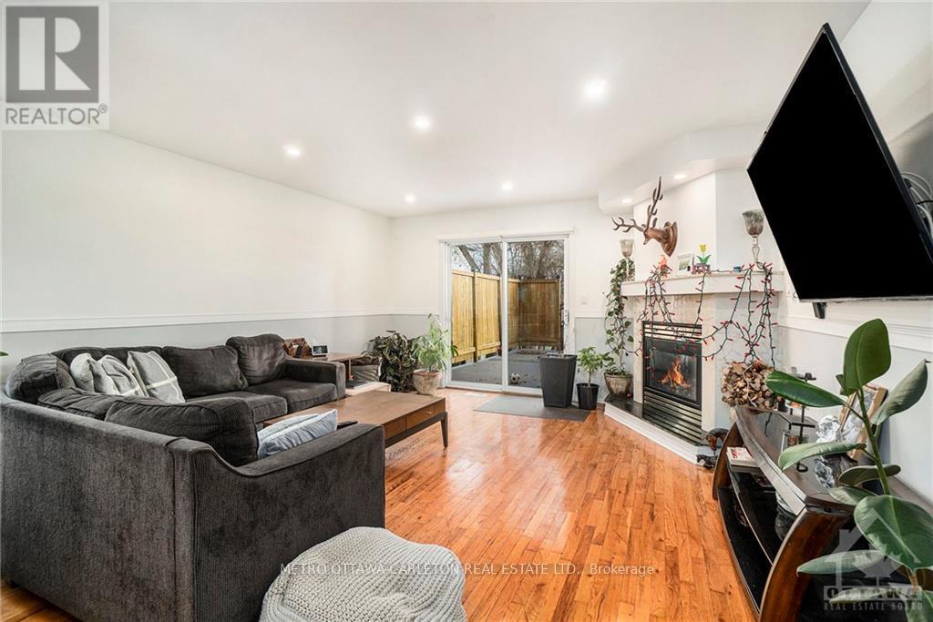 41 Red Maple Crescent, Ottawa, Ontario  K1B 4E2 - Photo 5 - X12434481