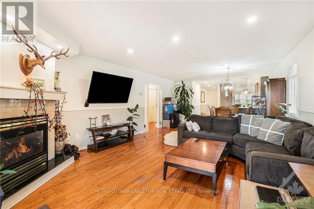 41 Red Maple Crescent, Ottawa, Ontario  K1B 4E2 - Photo 6 - X12434481