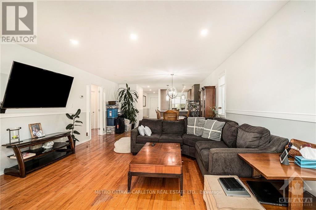 41 Red Maple Crescent, Ottawa, Ontario  K1B 4E2 - Photo 7 - X12434481