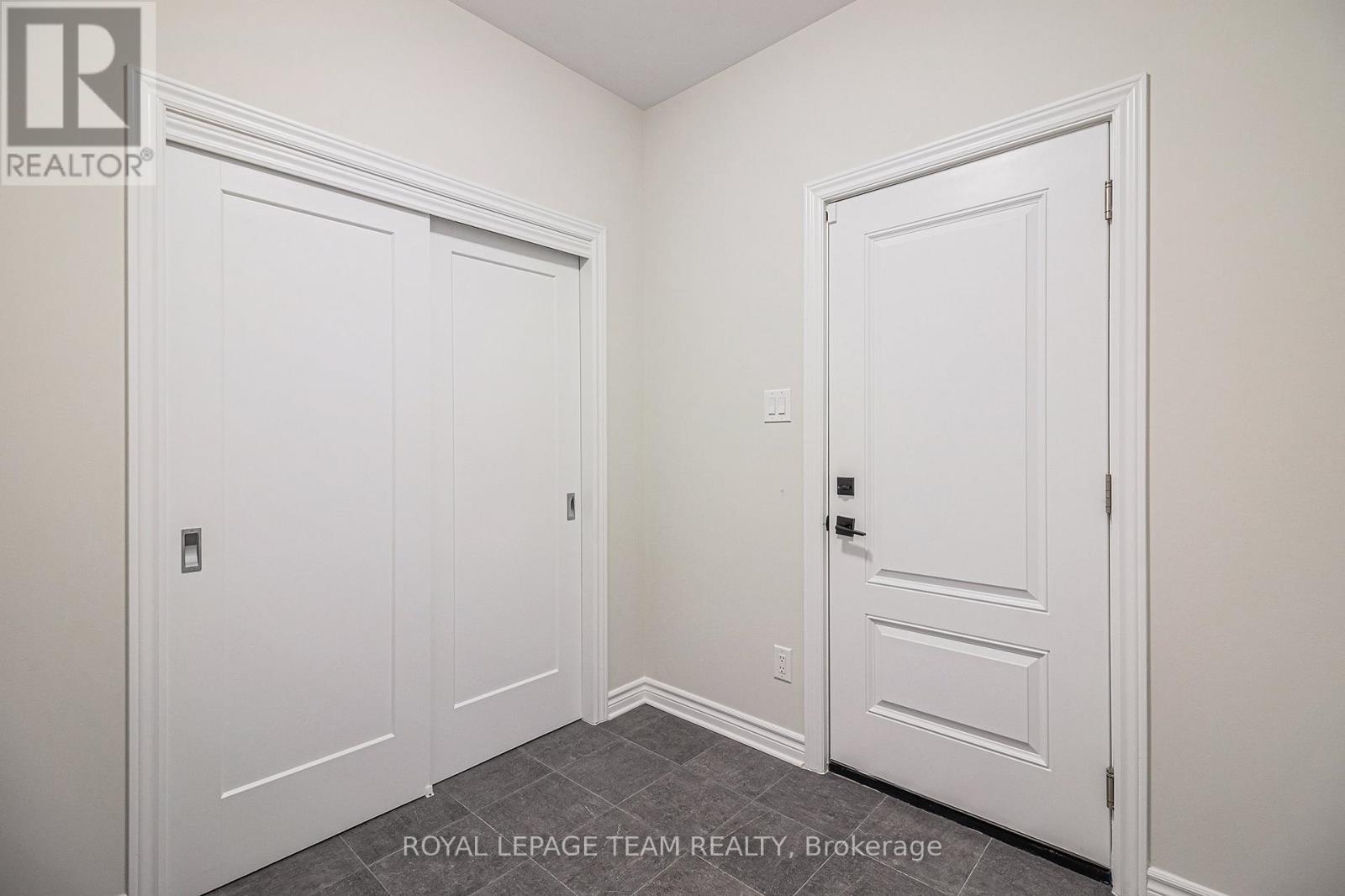 486 Central Park Boulevard, Russell, Ontario  K4R 0C7 - Photo 3 - X12434495
