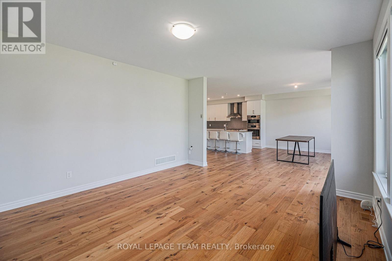 486 Central Park Boulevard, Russell, Ontario  K4R 0C7 - Photo 8 - X12434495