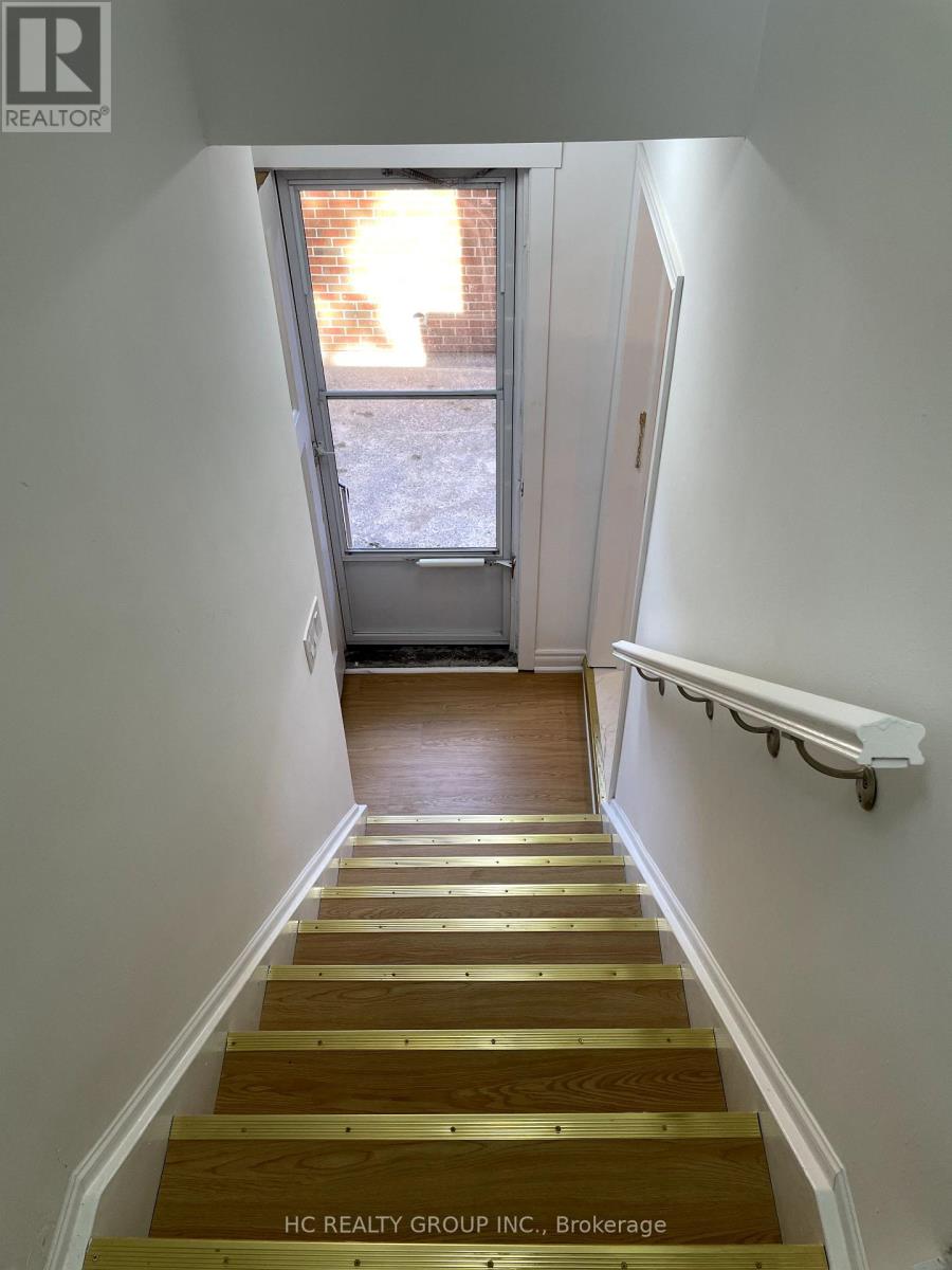 Upper - 48 Torrens Avenue, Toronto, Ontario  M4K 2H8 - Photo 3 - E12434364