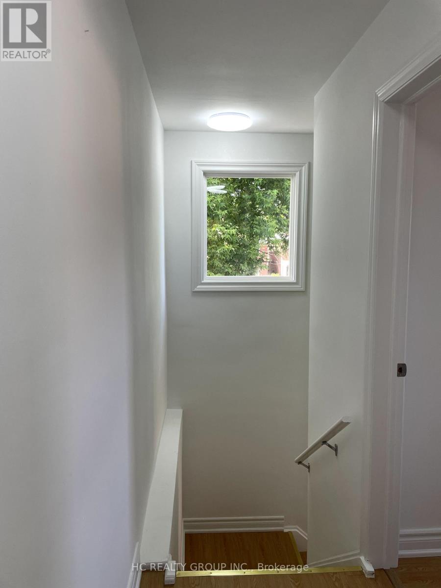 Upper - 48 Torrens Avenue, Toronto, Ontario  M4K 2H8 - Photo 5 - E12434364