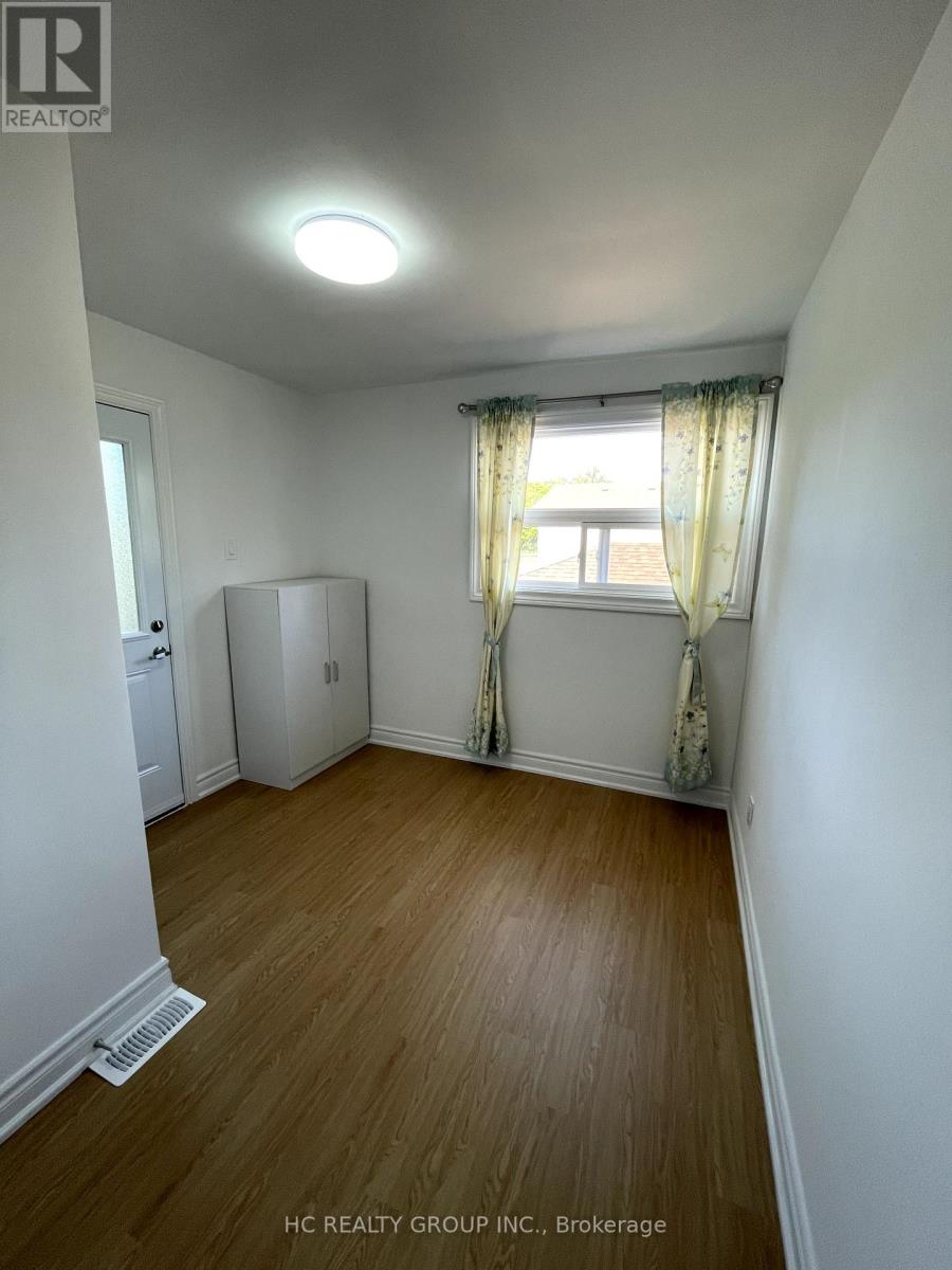 Upper - 48 Torrens Avenue, Toronto, Ontario  M4K 2H8 - Photo 6 - E12434364