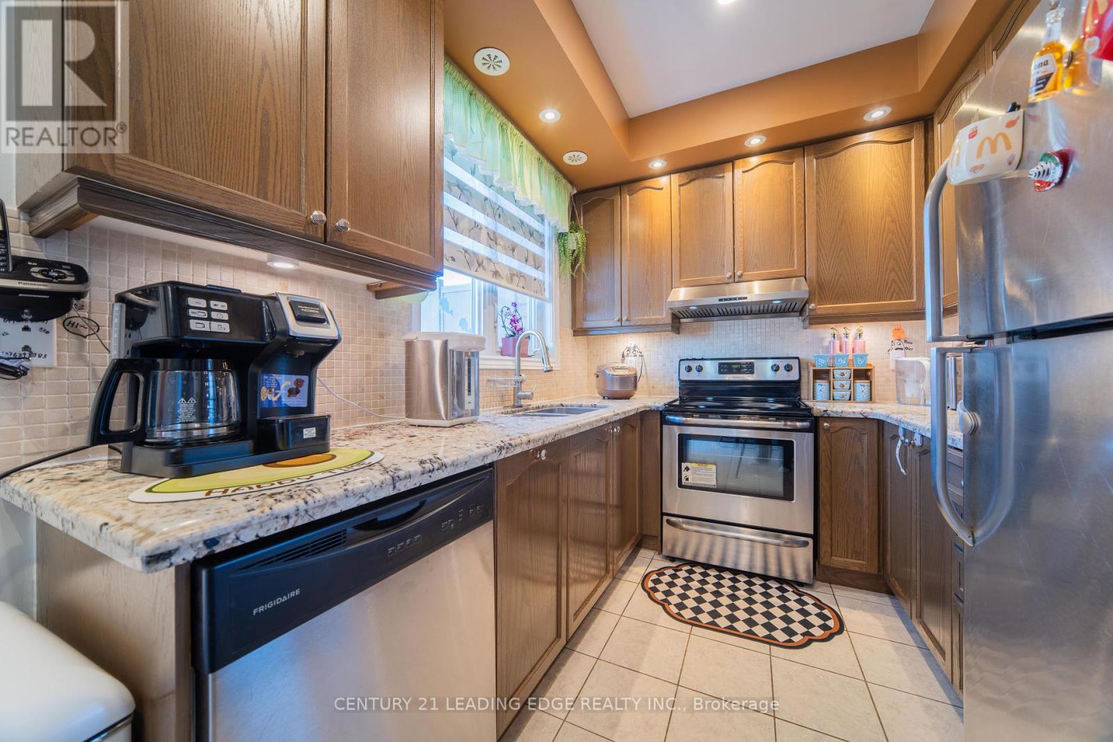 5 Dearie Lane, Markham, Ontario  L3R 2L8 - Photo 8 - N12434375