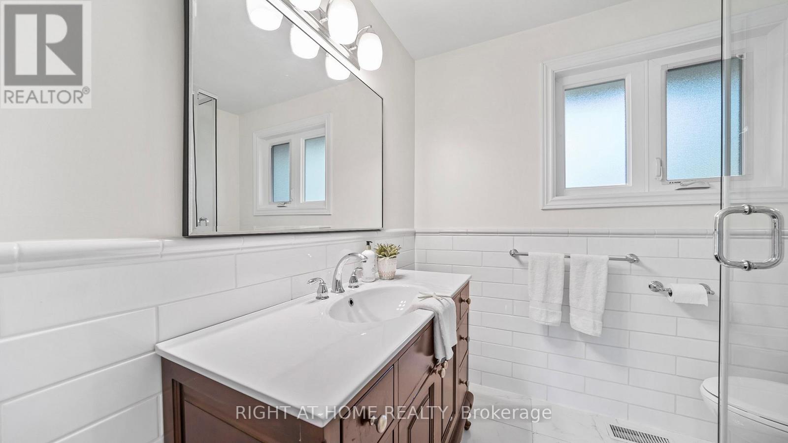 17 Glen Meadow Court, Toronto, Ontario  M9B 5B9 - Photo 17 - W12434330