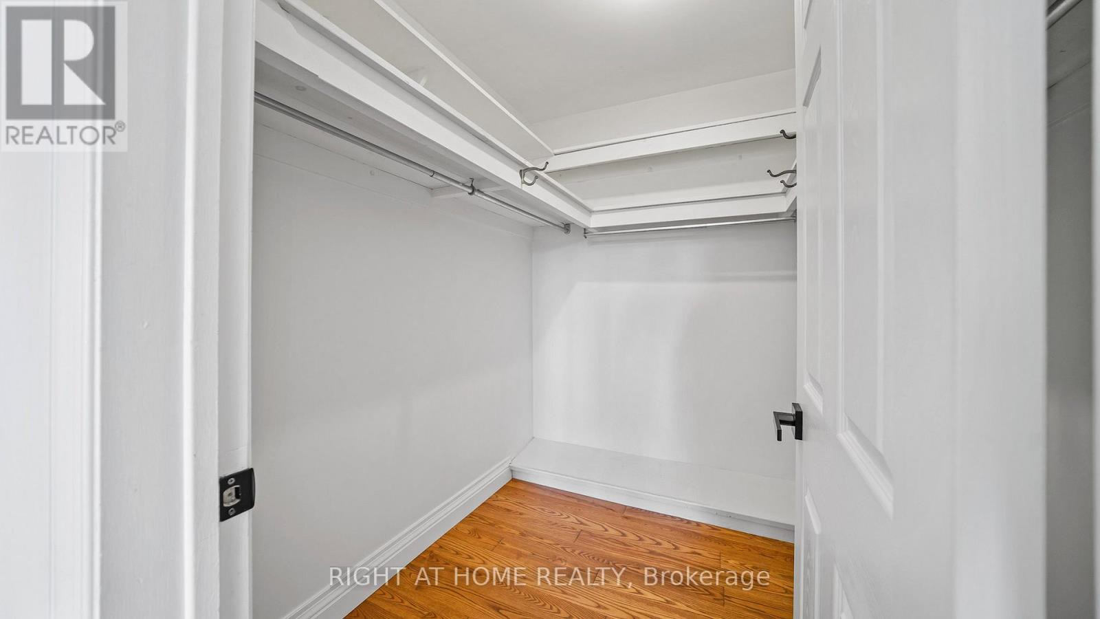 17 Glen Meadow Court, Toronto, Ontario  M9B 5B9 - Photo 18 - W12434330