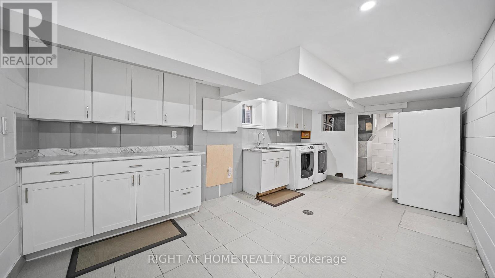 17 Glen Meadow Court, Toronto, Ontario  M9B 5B9 - Photo 29 - W12434330