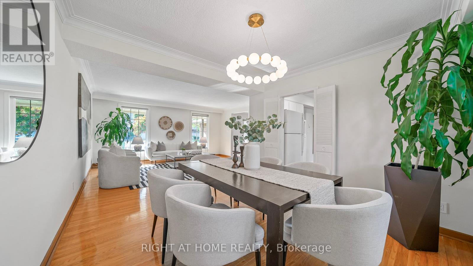 17 Glen Meadow Court, Toronto, Ontario  M9B 5B9 - Photo 7 - W12434330
