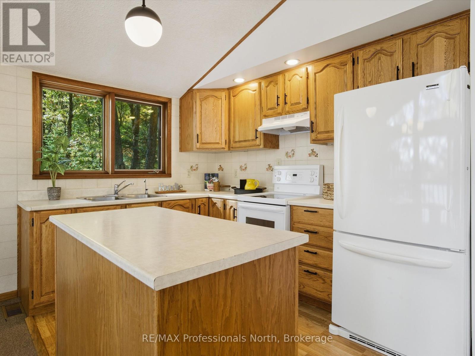 293 Otter Lake Road, Huntsville, Ontario  P1H 2J3 - Photo 16 - X12434287