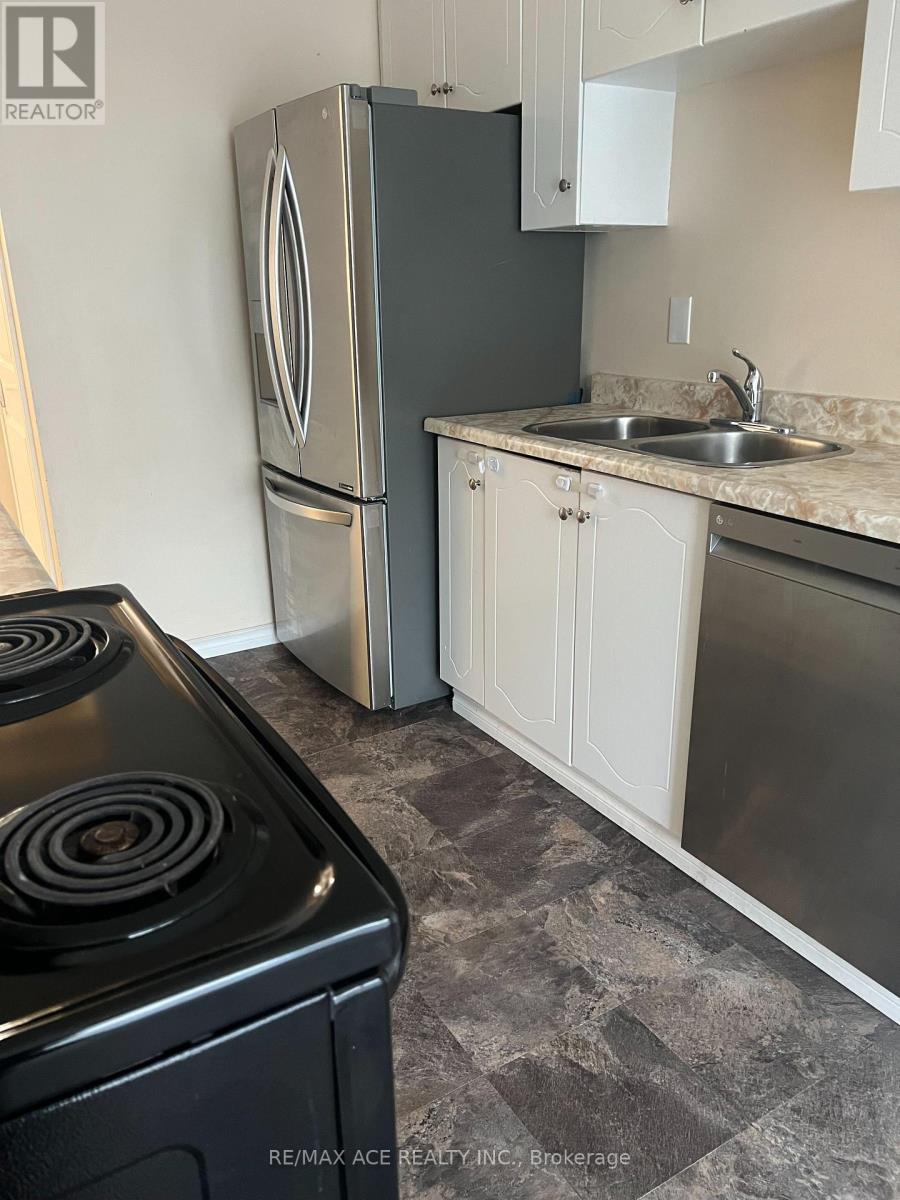 101 Greenfield Crescent, Whitby, Ontario  L1N 7G2 - Photo 6 - E12434458