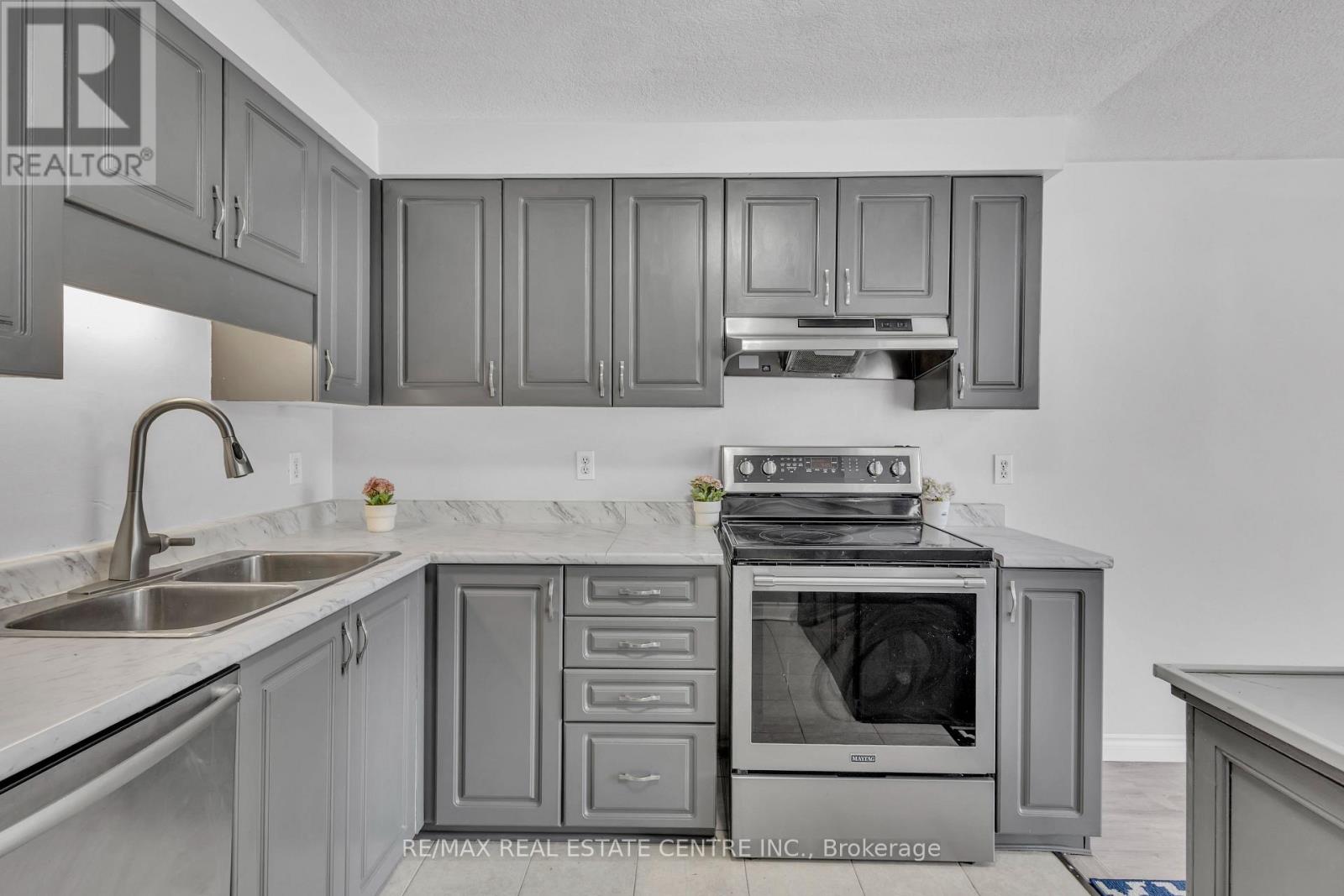 244 Activa Avenue, Kitchener, Ontario  N2E 3T9 - Photo 15 - X12434351