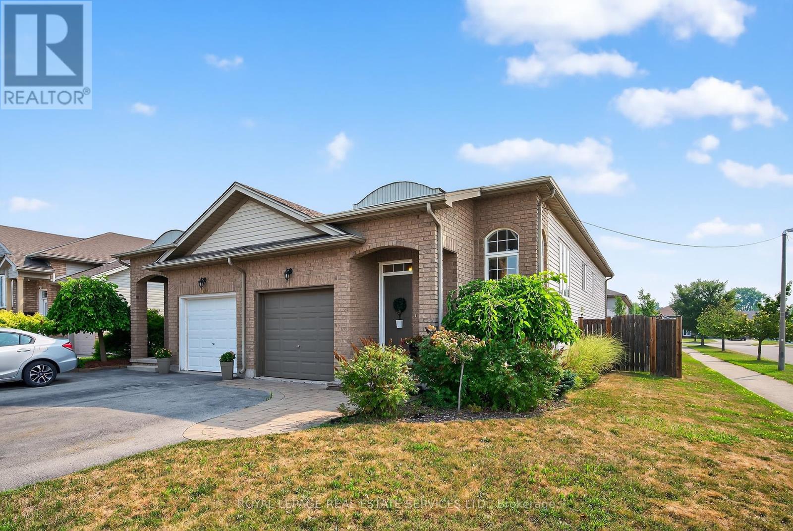 180 Oakcrest Avenue, Welland, Ontario  L3C 7K3 - Photo 2 - X12434372