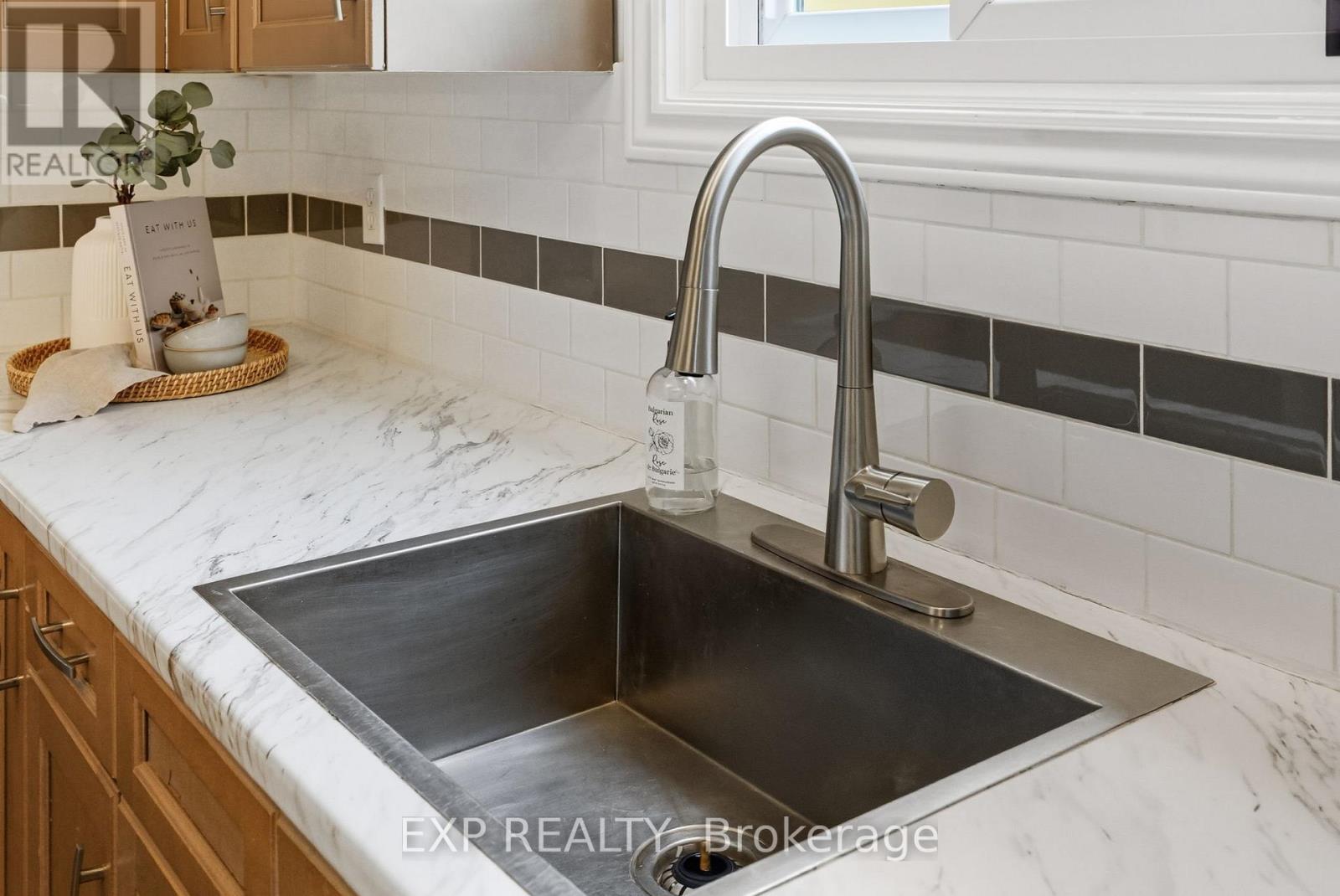 236 Northminster Court, Oshawa, Ontario  L1G 7M6 - Photo 6 - E12434602