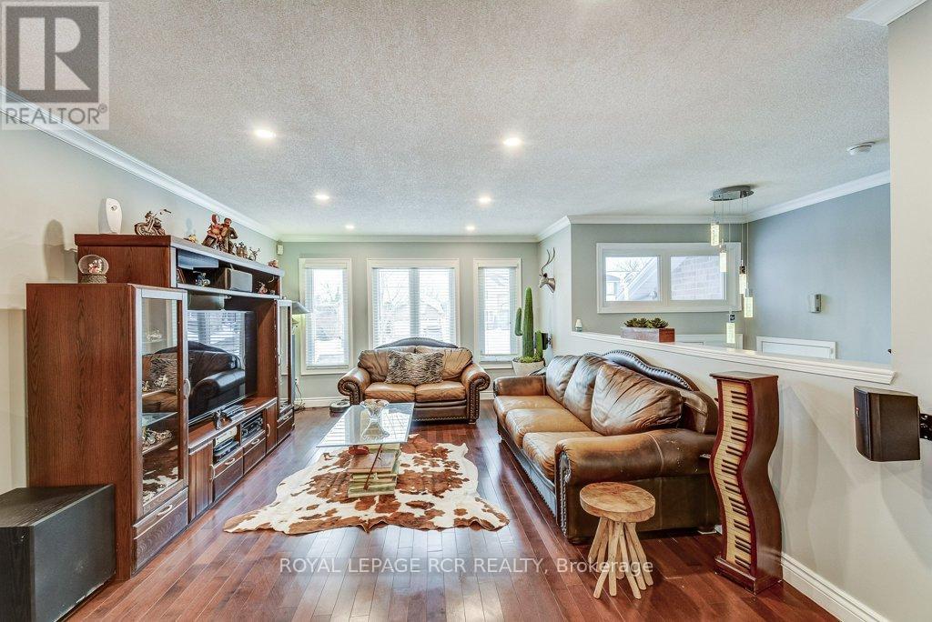 199 King Street, East Gwillimbury, Ontario  L0G 1M0 - Photo 3 - N12434434