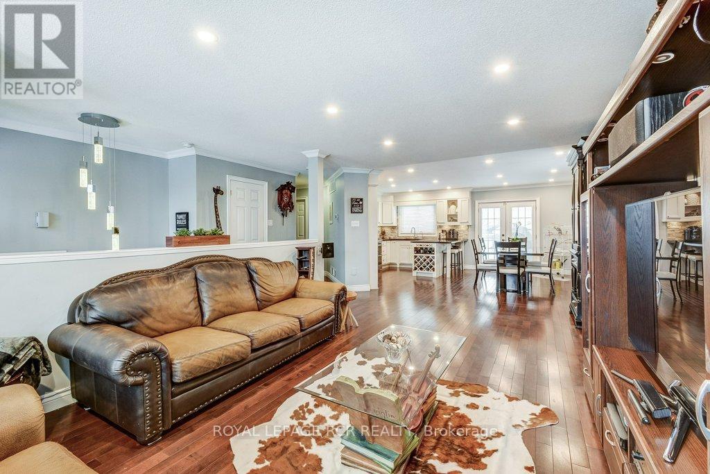 199 King Street, East Gwillimbury, Ontario  L0G 1M0 - Photo 4 - N12434434