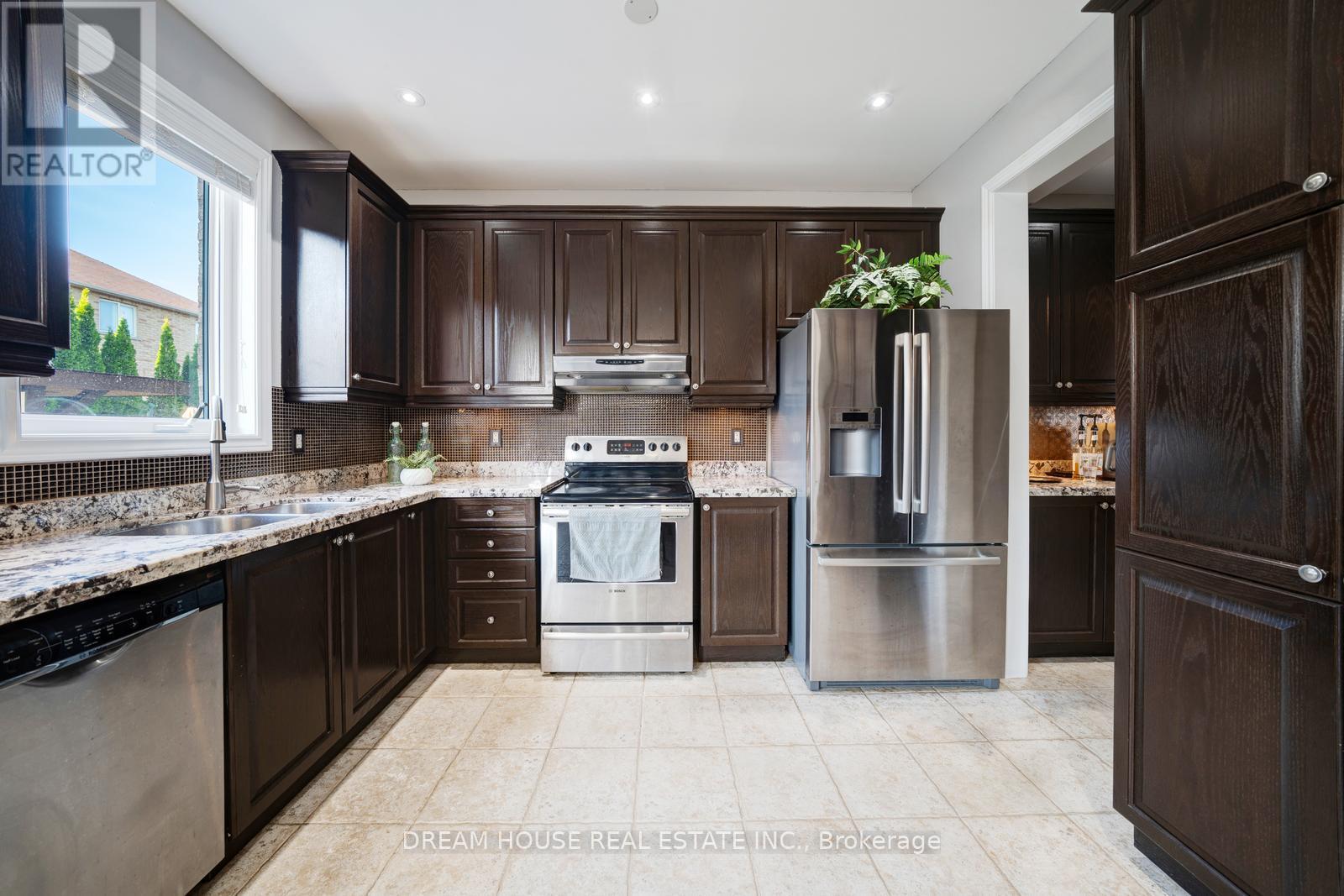 20 Heather Drive, Richmond Hill, Ontario  L4E 0N3 - Photo 11 - N12434435