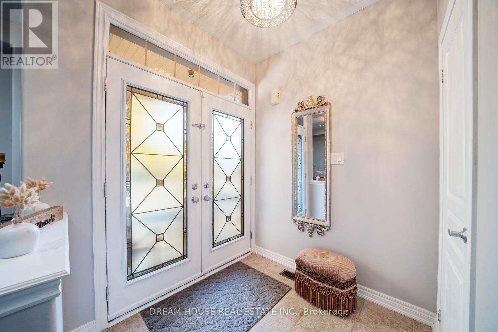20 Heather Drive, Richmond Hill, Ontario  L4E 0N3 - Photo 4 - N12434435