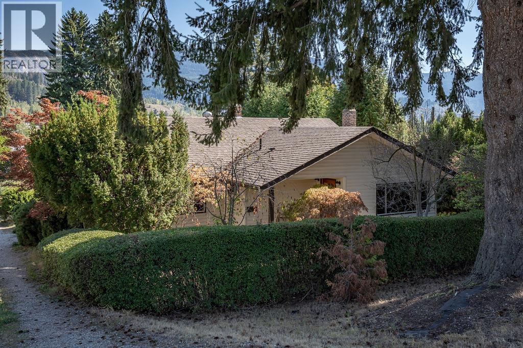 205 6th Avenue, Castlegar, British Columbia  V1N 1T1 - Photo 1 - 10364361