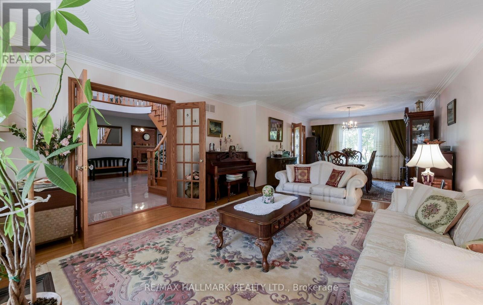 30 Oak Avenue, Richmond Hill, Ontario  L4C 6R7 - Photo 10 - N12434513
