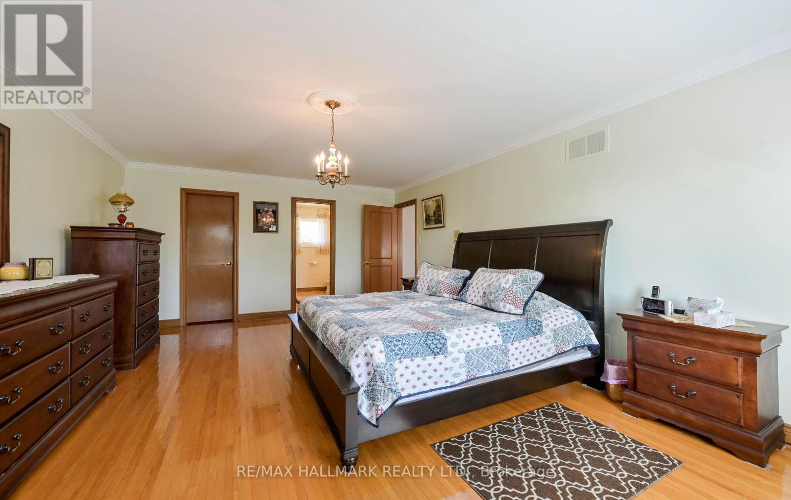 30 Oak Avenue, Richmond Hill, Ontario  L4C 6R7 - Photo 24 - N12434513