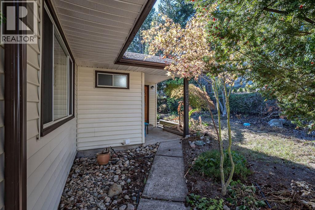 205 6th Avenue, Castlegar, British Columbia  V1N 1T1 - Photo 3 - 10364361