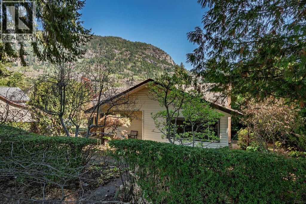 205 6th Avenue, Castlegar, British Columbia  V1N 1T1 - Photo 35 - 10364361